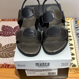 Munro Eclipse Black and Bronze Back Elastic Strap Sandals Sz 5 M
